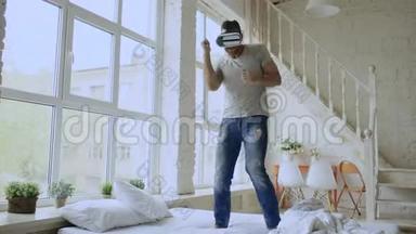 <strong>快乐</strong>的年轻人一边跳舞，一边<strong>体验</strong>使用360VR耳机眼镜的虚拟现实在家里的床上